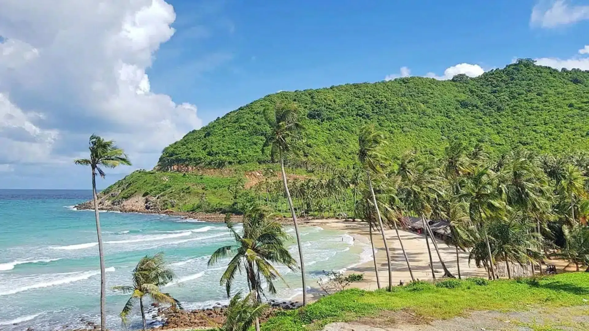 Bãi Ngự nằm ở phía Tây Hòn Lớn