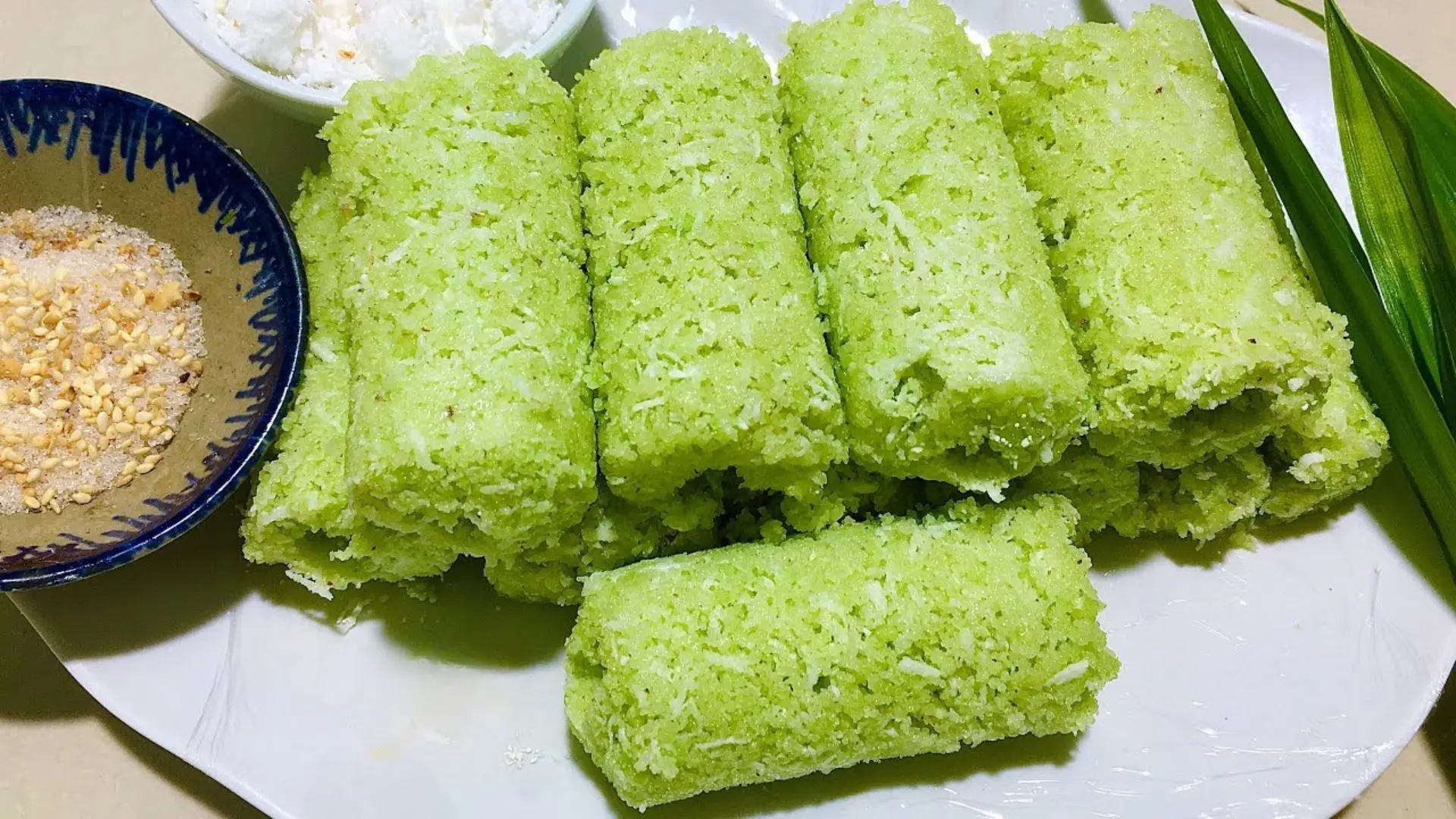 Bánh ống nổi bật với màu xanh lá mạ