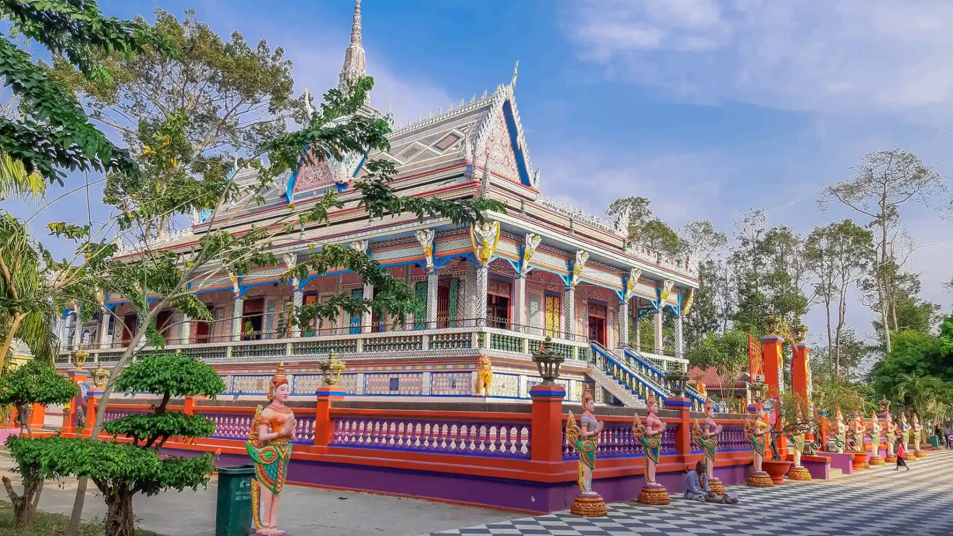 Chùa chén kiểu - Nơi lưu giữ nhiều món đồ cổ quý giá