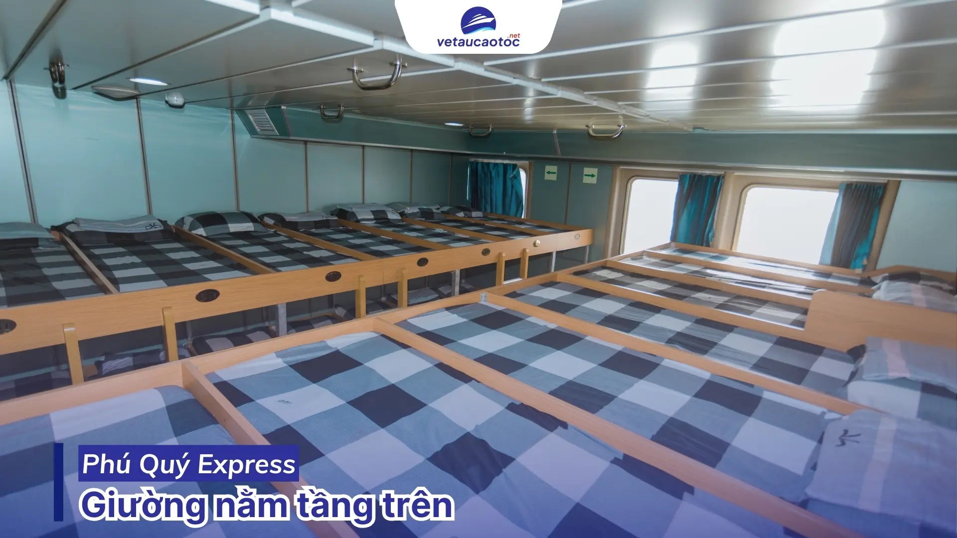 Giường nằm tầng trên tàu Phú Quý đi Côn Đảo