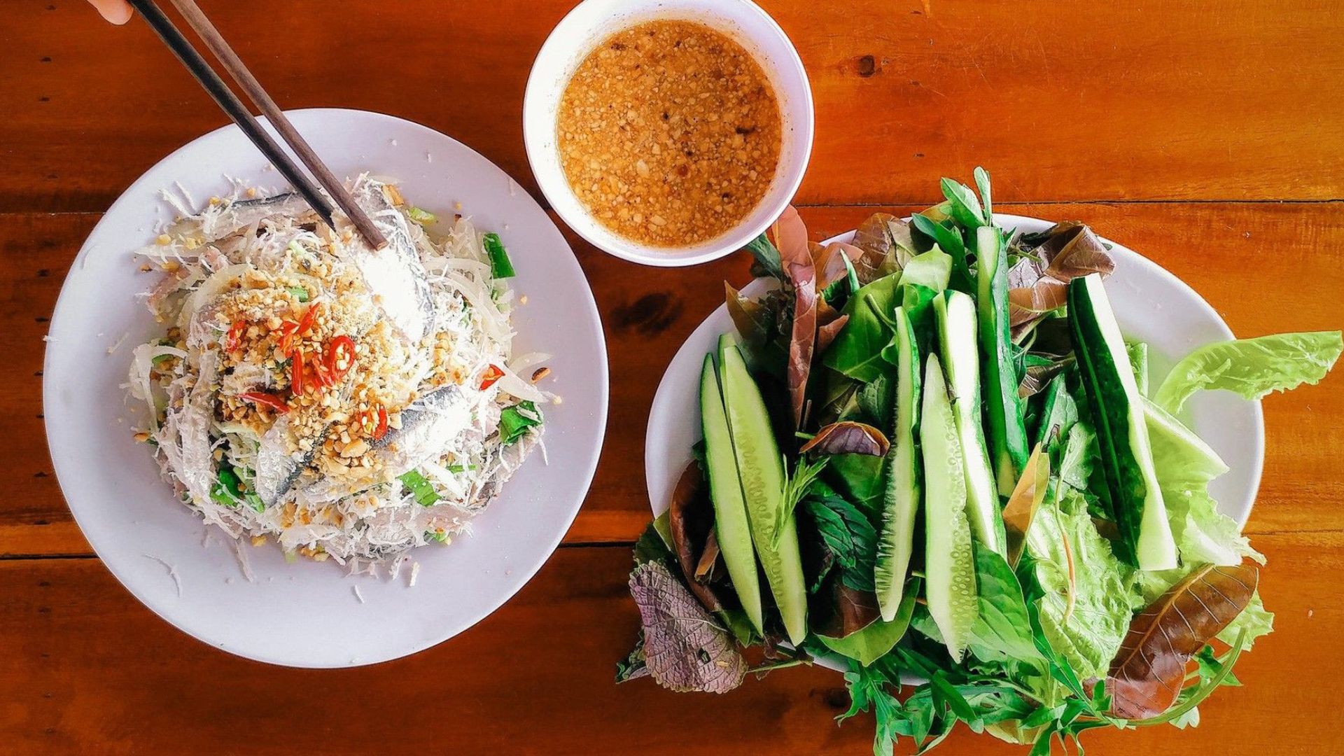 Gỏi Cá Trích kết hợp cùng rau sống (Ảnh: Sưu tầm)