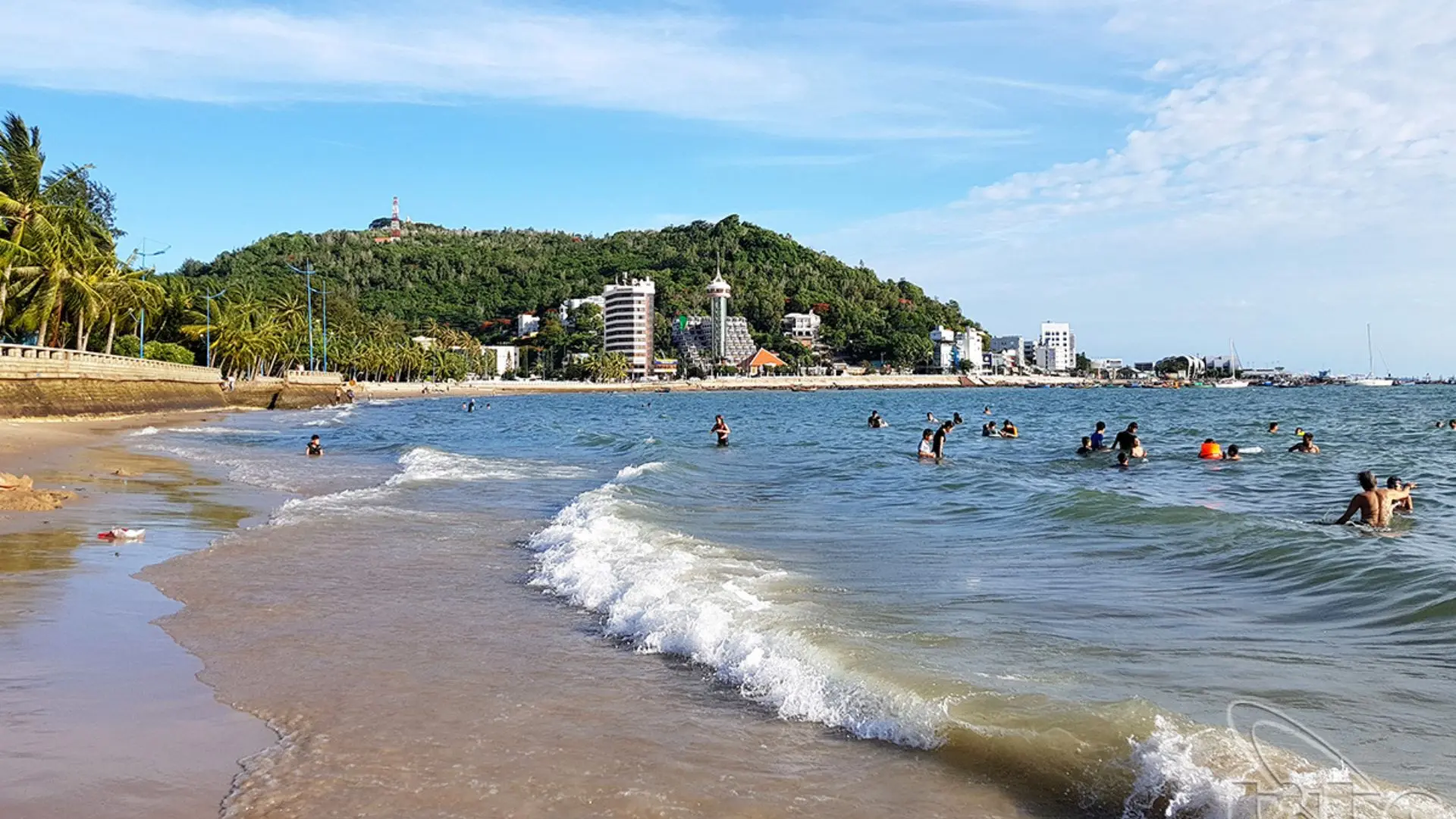 Khách du lịch tắm biển tại bãi trước Vũng Tàu