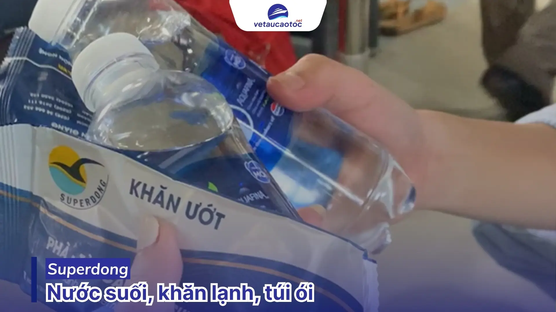 Khách được nhận nước suối, khăn lạnh khi lên tàu