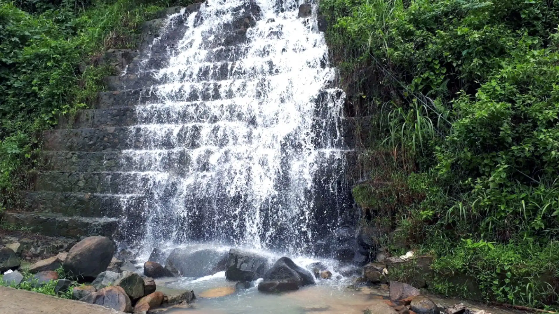 Khám phá thác nước không tên thơ mộng