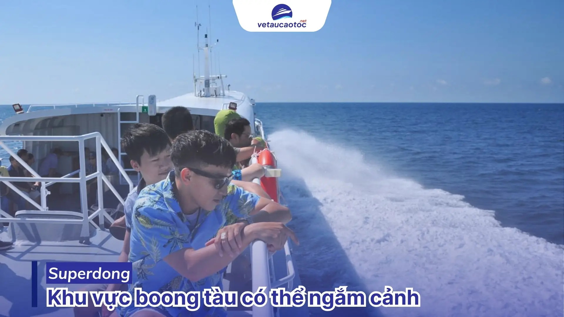Khu vực boong tàu rộng có thể ngắm cảnh