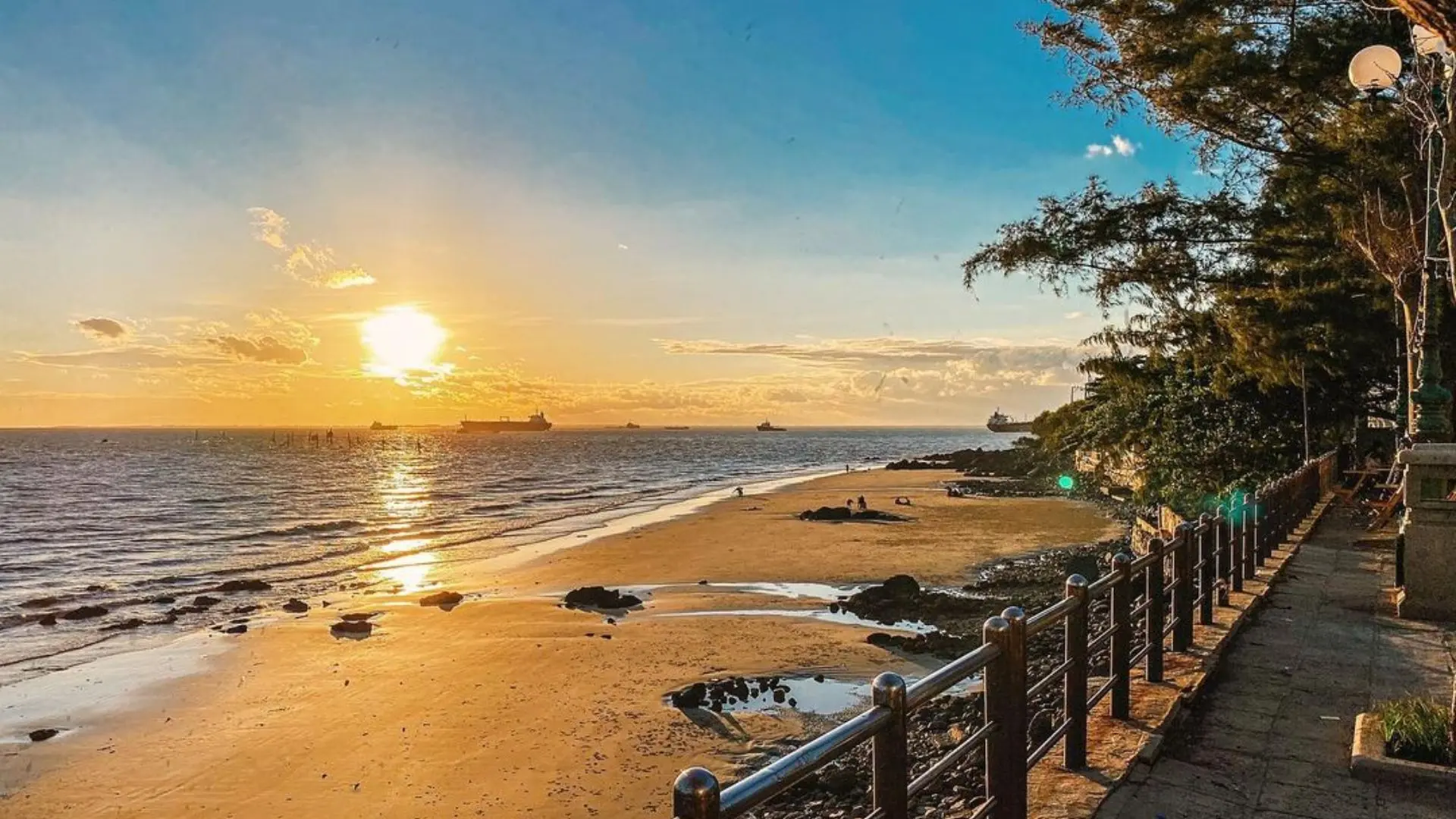 Ngắm hoàng hôn ở Bãi Dâu