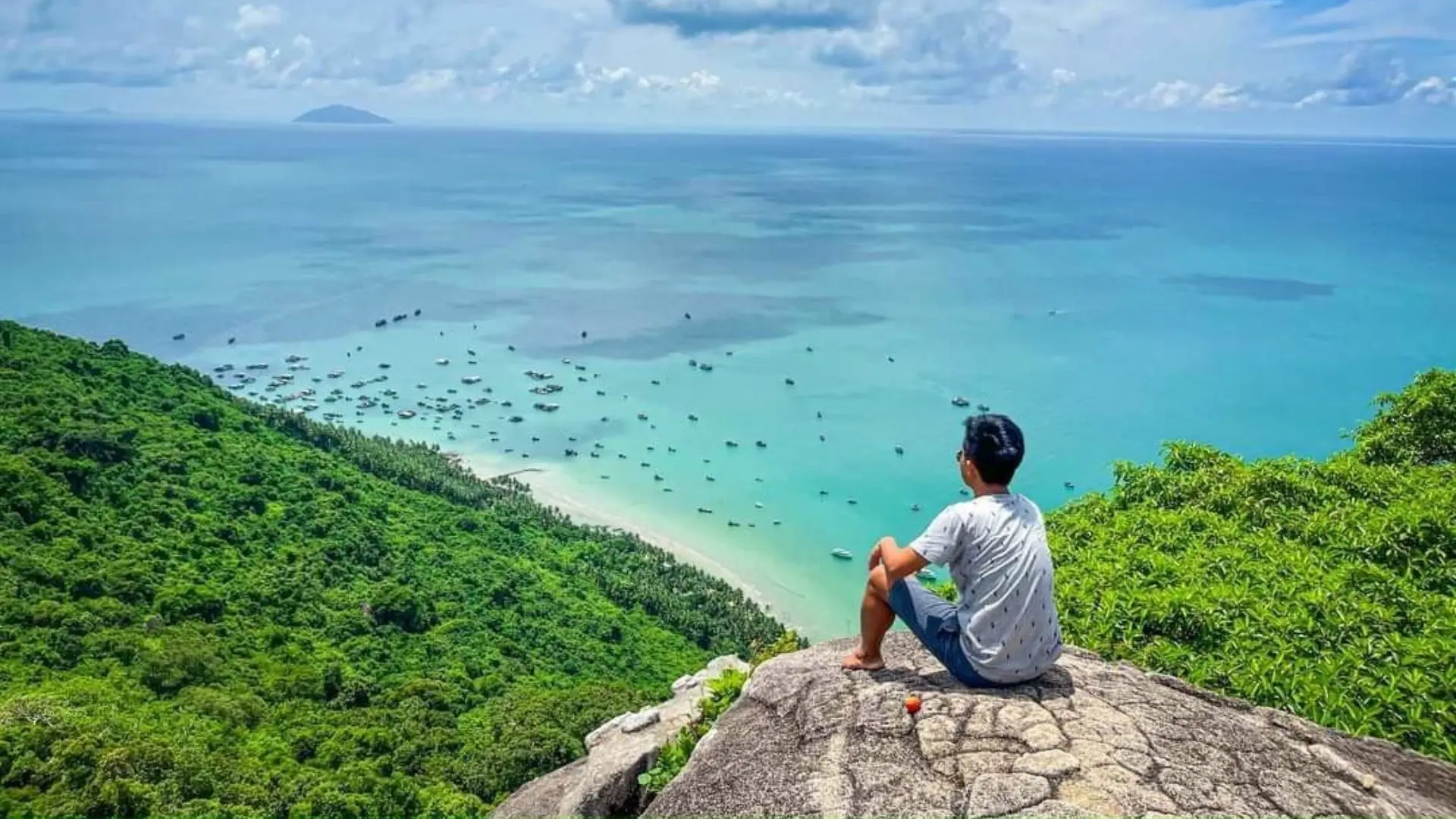 Ngắm toàn cảnh Hòn Sơn trên đỉnh Ma Thiên Lãnh