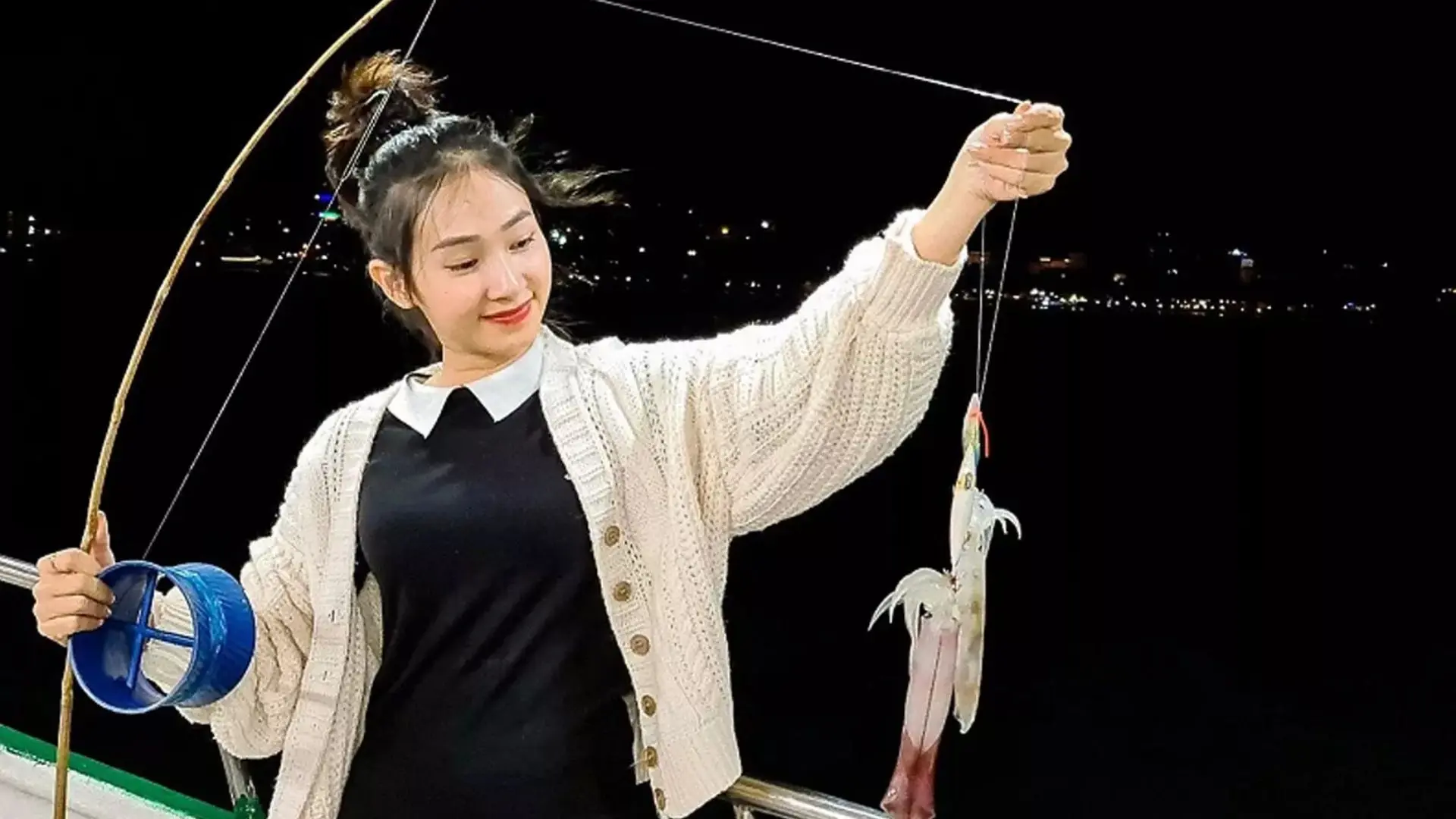 Tham gia hoạt động câu mực đêm