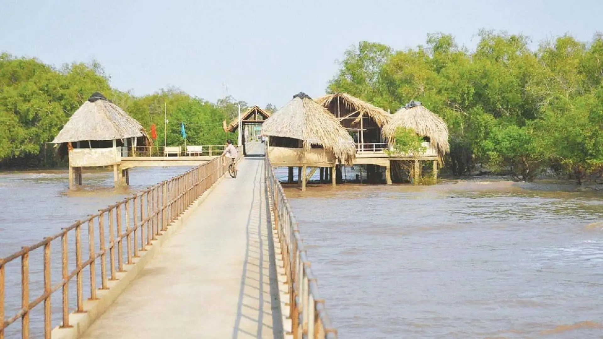 Tham quan khu du lịch sinh thái Hồ Bể