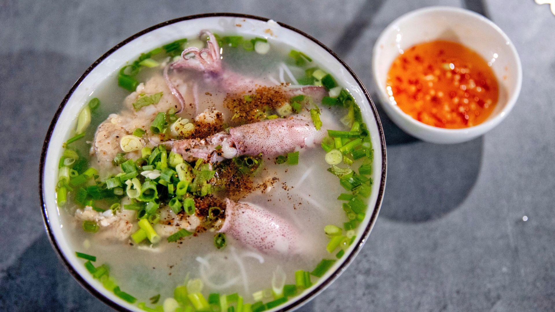 Thưởng thức bụn quậy Phú Quốc (Ảnh: Sưu tầm)