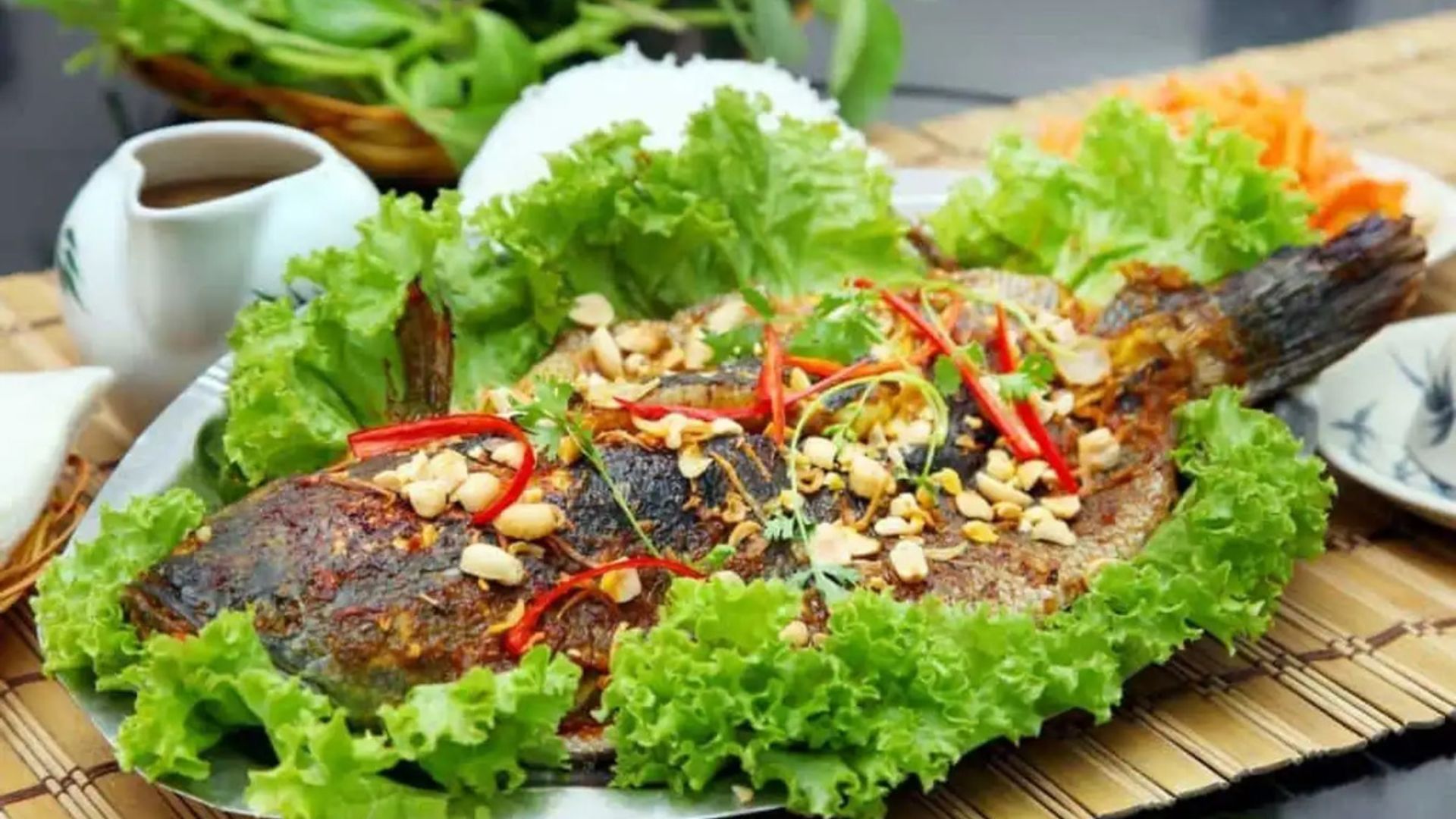 Thưởng thức cá sòng nướng ăn kèm với rau sống (Ảnh: Sưu tầm)