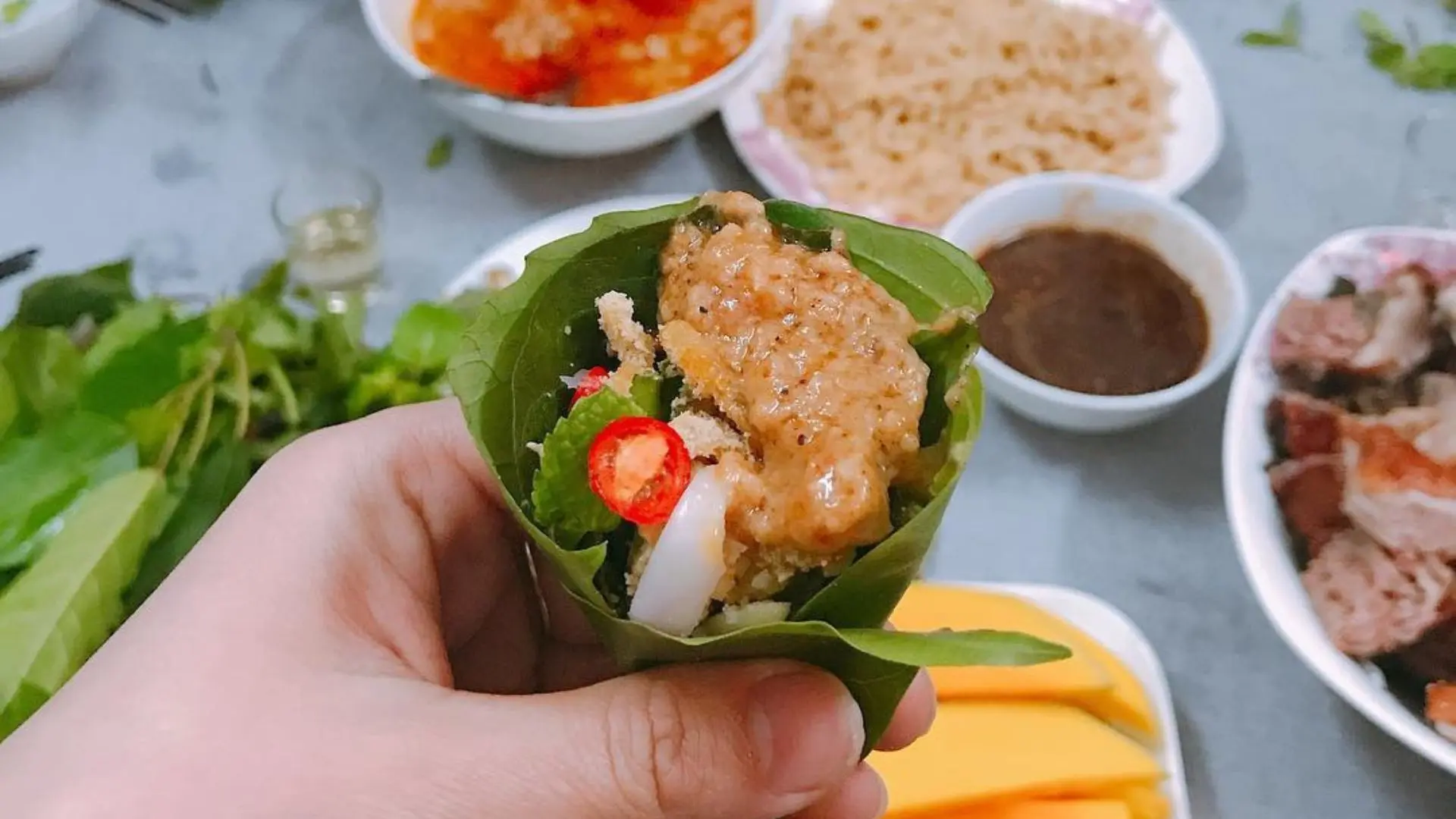 Thưởng thức gỏi cá nhám