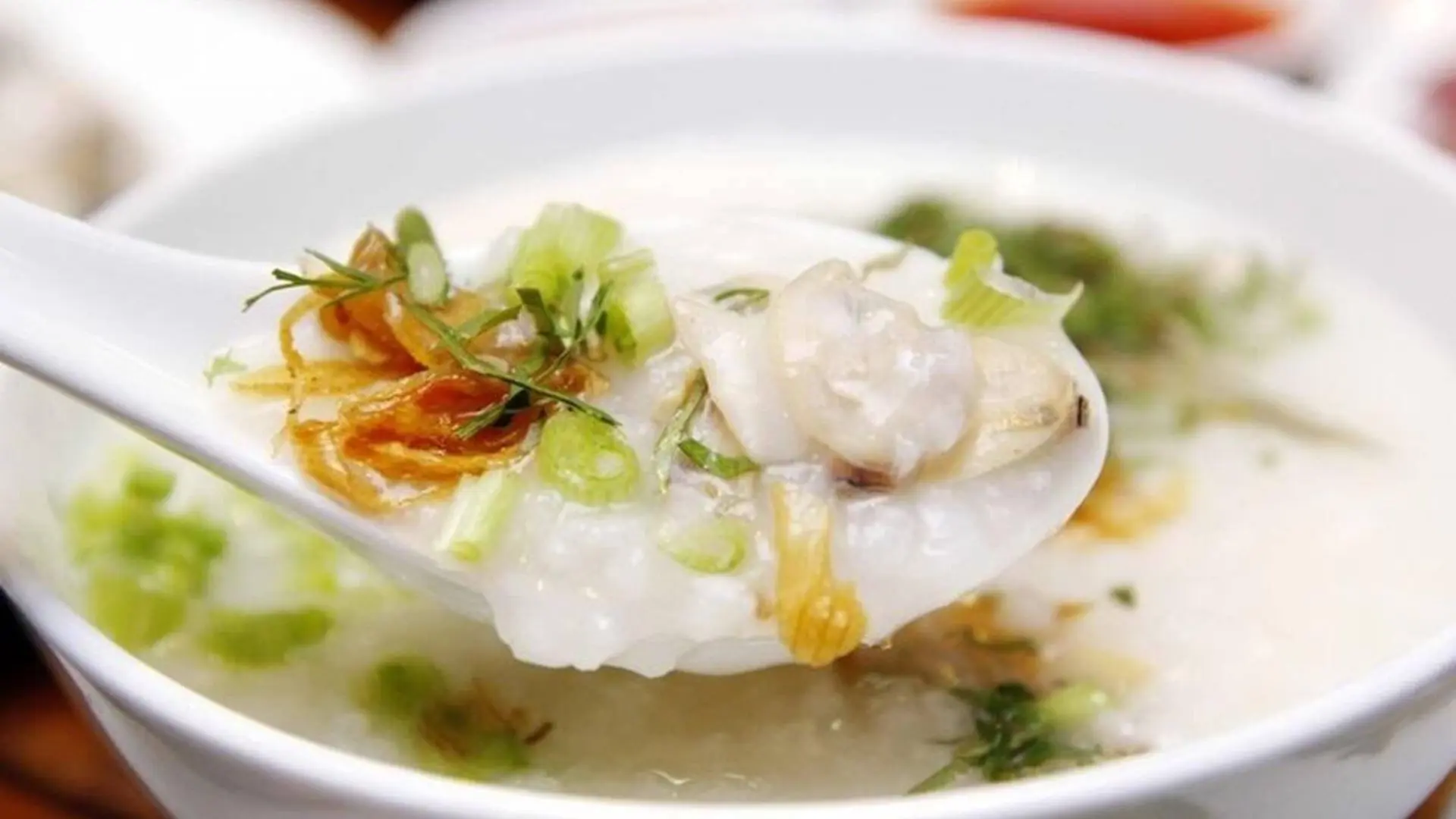 Thưởng thức hương vị thơm ngon của cháo hàu