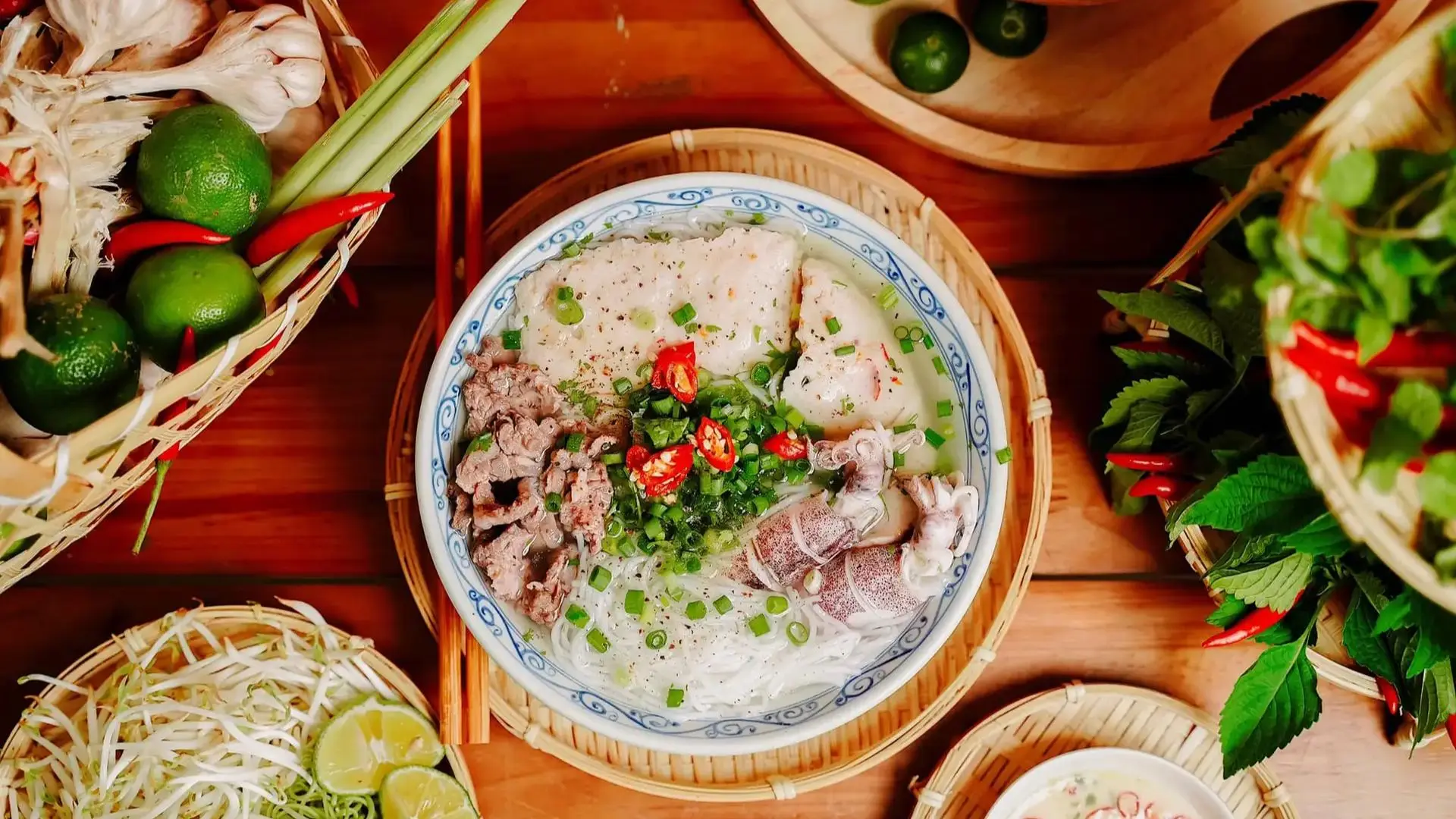 Tô bún quậy thơm nức mũi