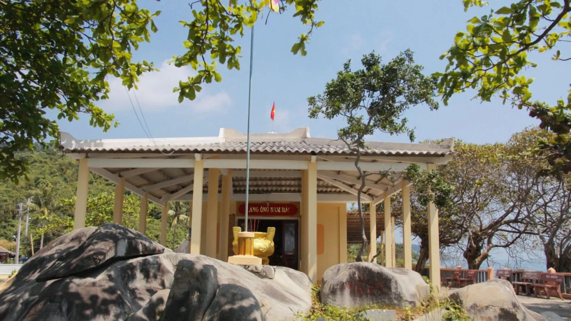 Viếng Dinh Ông Nam Hải ở Hòn Sơn
