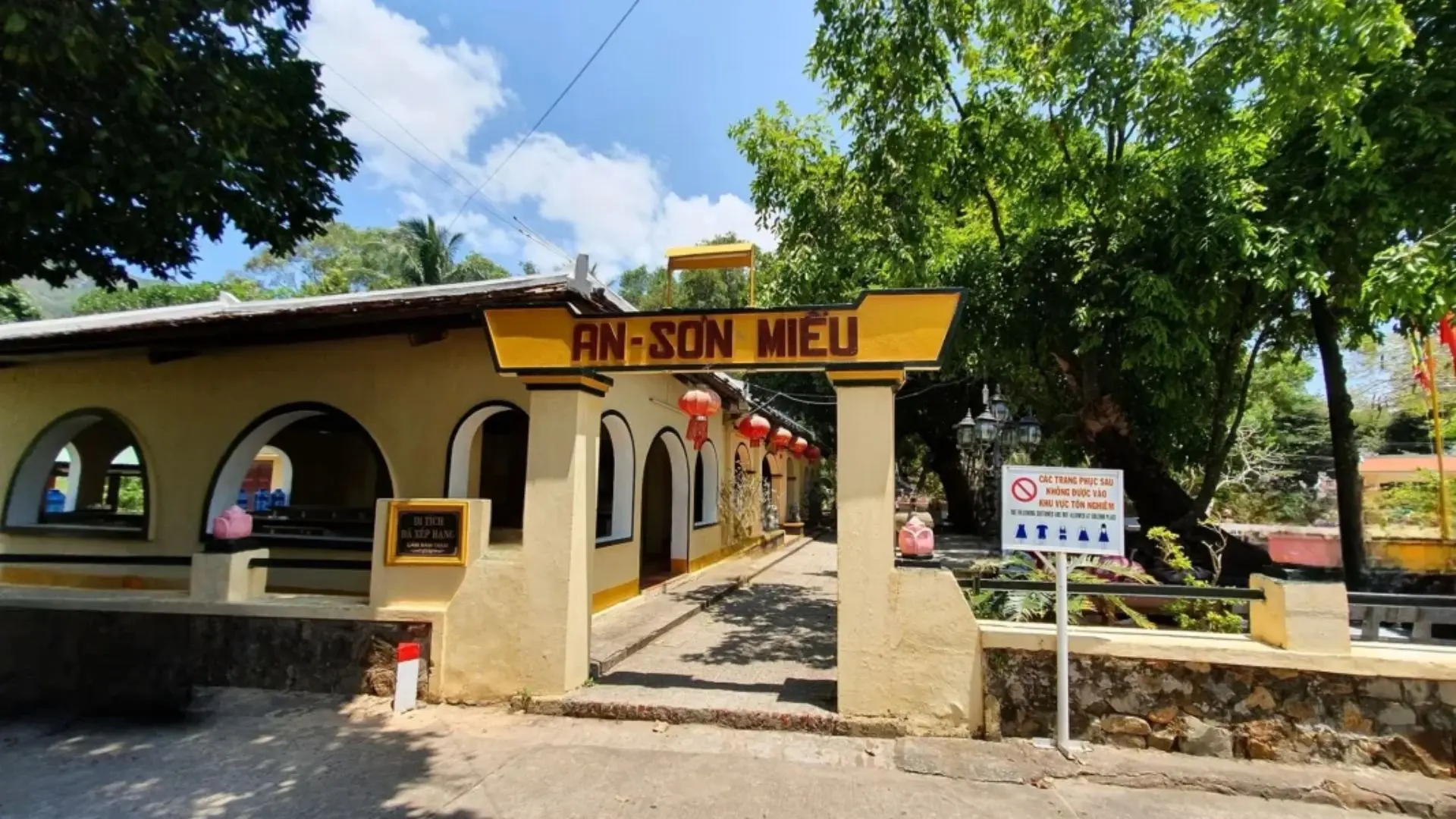 Viếng miếu bà Phi Yến Côn Đảo